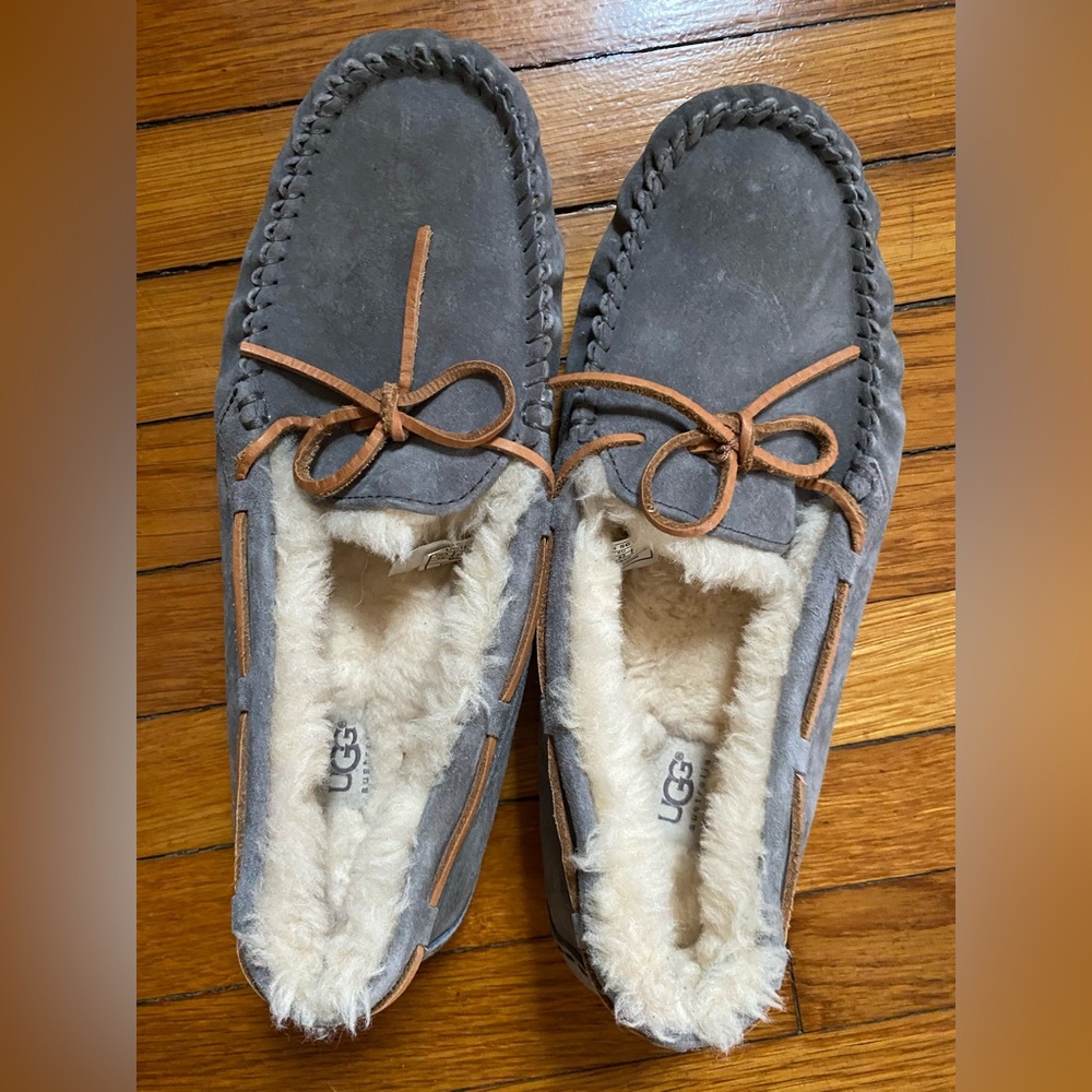NWOT UGG Woman’s Dakota Moccasin Slippers suede wool-lined and insole, unworn